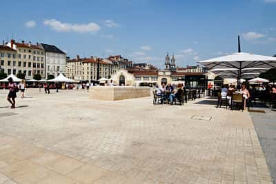 Place Charles III et son marché couvert : le cœur commerçant de Nancy